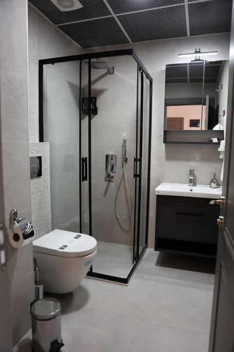 Superior Quadruple Room | Bathroom | Shower, rainfall showerhead, free toiletries, hair dryer
