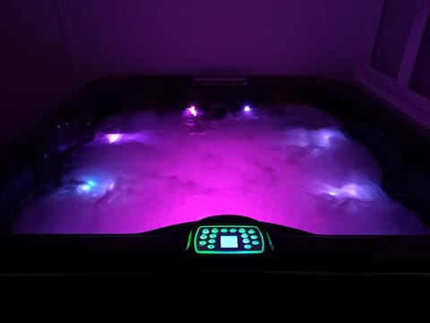 Indoor spa tub