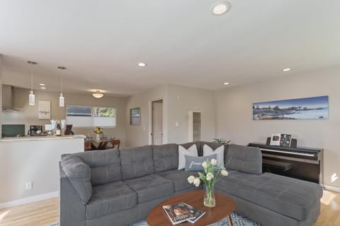 Living Room with HDTV (Fireplace is Decorative Only)