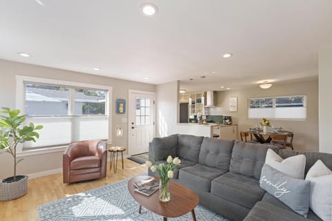 Living Room with HDTV (Fireplace is Decorative Only)