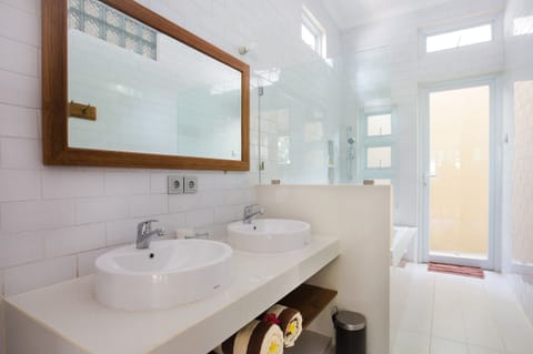 Studio Suite | Bathroom shower