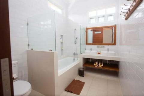 Separate tub and shower, bidet, towels, soap