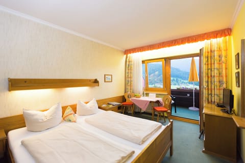 Comfort Double Room, Balcony (Sonn) | Blackout drapes, cribs/infant beds, free WiFi, bed sheets