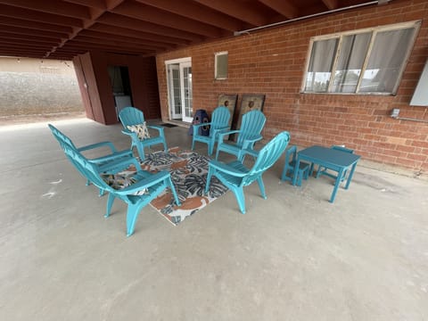 Seating for up to 6 adults and 2 toddlers