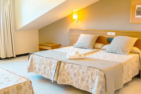 Quadruple Room, Sea View | Desk, blackout drapes, cribs/infant beds, free WiFi