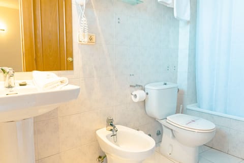 Double Room, Sea View | Bathroom | Shower, free toiletries, hair dryer, towels