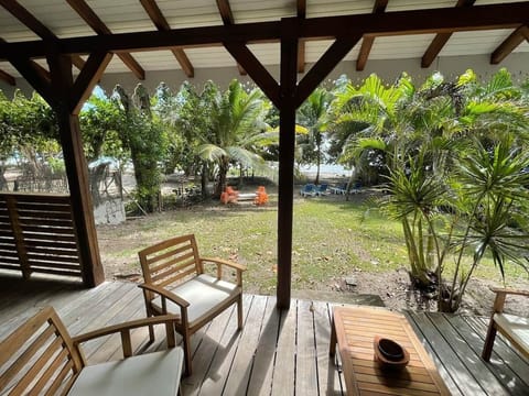 La terrasse avec la mer au bout du jardin