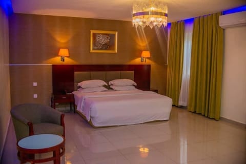 Presidential Suite | Desk, free WiFi