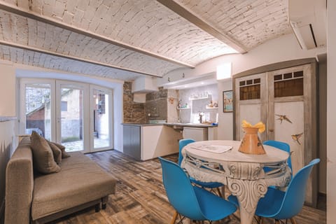 Deluxe Room | Desk, free WiFi