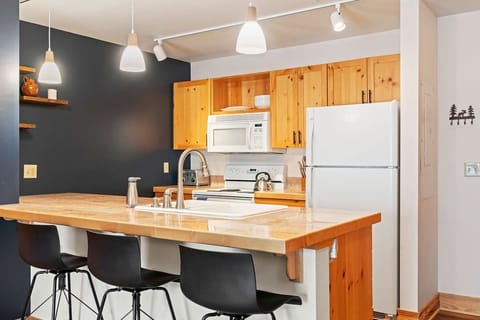 Open & central dining area with swivel bar stools. 