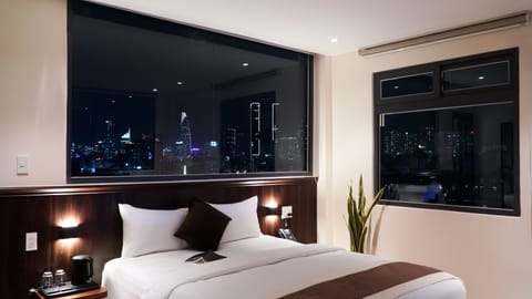 Hypo-allergenic bedding, minibar, individually decorated