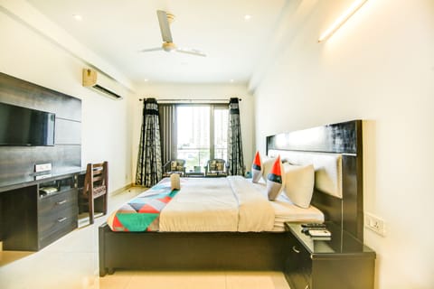 Egyptian cotton sheets, premium bedding, desk, soundproofing