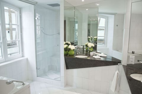 Combined shower/tub, eco-friendly toiletries, hair dryer, bathrobes
