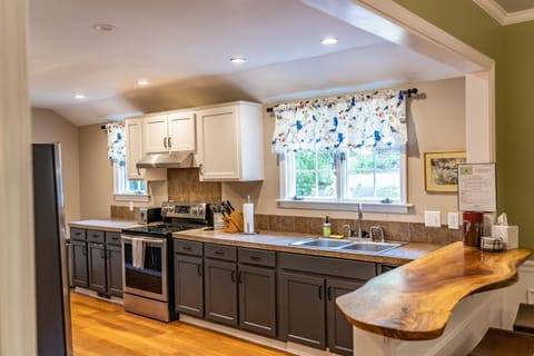 Full kitchen, live edge bar