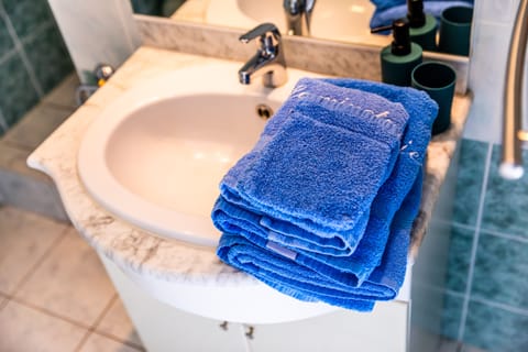 Double Room, Garden View, Ground Floor | Bathroom | Towels, soap, shampoo, toilet paper