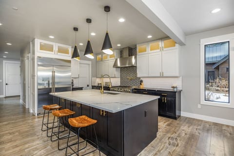 Kitchen Island – Gas Range + Bar Seating for Group Cooking