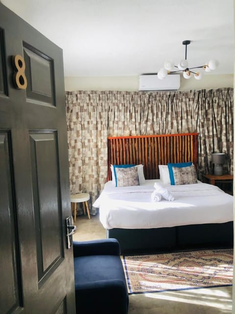 Deluxe Suite | Hypo-allergenic bedding available, down comforters, minibar, desk