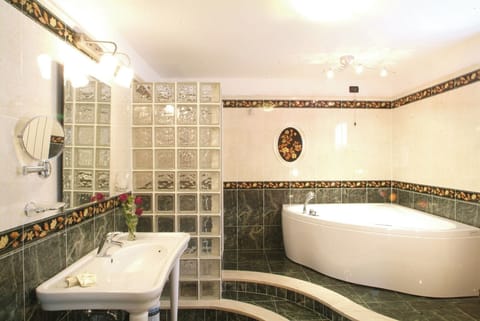 Comfort Suite | Bathroom | Shower, rainfall showerhead, free toiletries, hair dryer