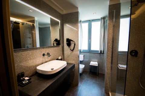 Deluxe Double Room | Bathroom | Combined shower/tub, free toiletries, hair dryer, bathrobes