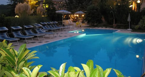 Seasonal outdoor pool, pool umbrellas, sun loungers