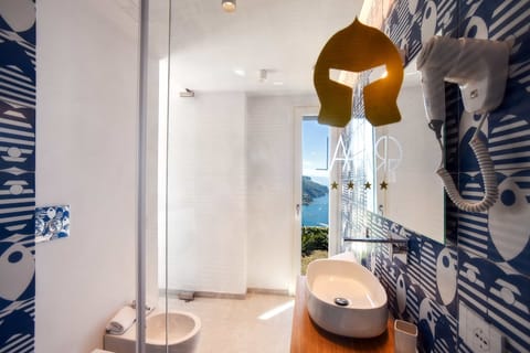 Executive Room | Bathroom | Shower, free toiletries, hair dryer, slippers