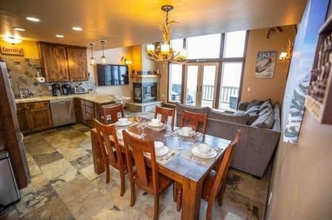 Living area, kitchen, fireplace, smart TV, sonos