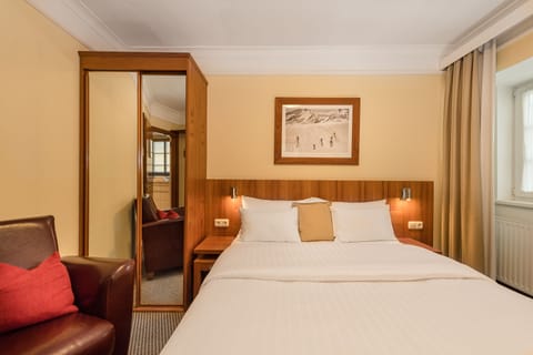 Single Room | Hypo-allergenic bedding, minibar, in-room safe, desk