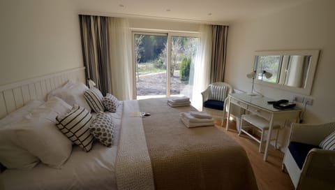 Deluxe Double or Twin Room, River View, Annex Building | Individually decorated, desk, blackout drapes