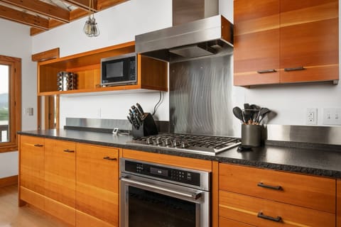 "Very clean home with a great kitchen and the dock was amazing for our needs.  Great communication and great views.  We will be coming back" - Johanna