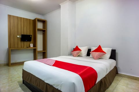 Standard Double Room | Desk, laptop workspace, WiFi (free), bed sheets