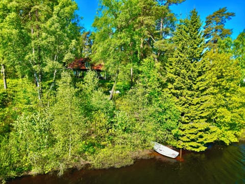 Båten ligger precis nedanför huset