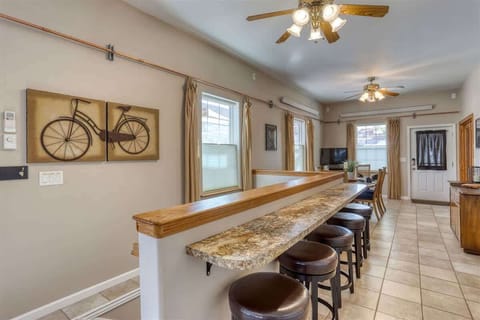 Breakfast bar with seating for 5