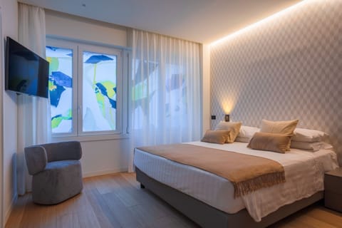 1 bedroom, premium bedding, down comforters, in-room safe