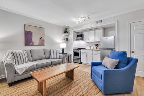 Welcome to The Lynwood Collection on Forsyth 9B!