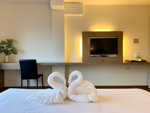 Deluxe Room | Living area | 43-inch Smart TV with cable channels, TV
