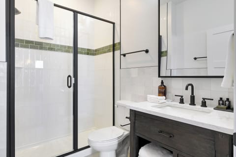 Premium Single Room, Lake View | Bathroom | Deep soaking tub, free toiletries, hair dryer, towels