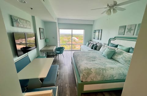Studio condo w/king bed, twin trundle, dining table, 55” TV w/Cox Cable and desk