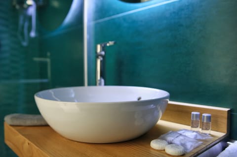 Suite "Ninfea" | Bathroom | Shower, rainfall showerhead, designer toiletries, hair dryer