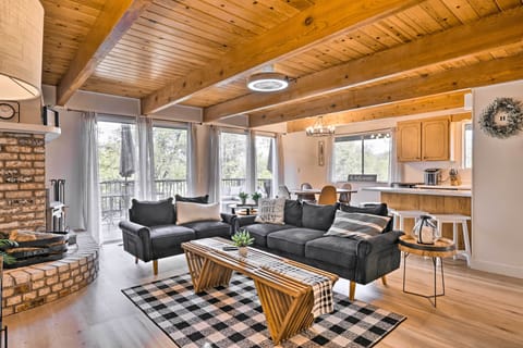 Living Room | Fireplace | Flat-Screen TV | Central A/C | Free WiFi