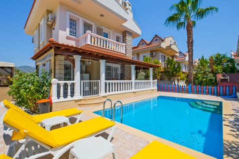 Seasonal outdoor pool, pool umbrellas, sun loungers