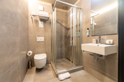 Superior Double Room | Bathroom | Hydromassage showerhead, free toiletries, hair dryer, towels