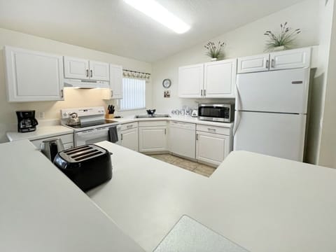 House, 4 Bedrooms | Private kitchen | Toaster, cookware/dishes/utensils