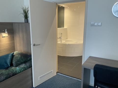 Comfort Quadruple Room | Bathroom | Hair dryer, towels, soap, shampoo