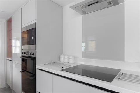 An easy kitchen to use, fully equipped and all new appliances to a high specification.