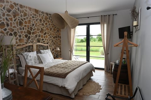 Room (Troncais) | 1 bedroom, individually decorated, individually furnished, desk