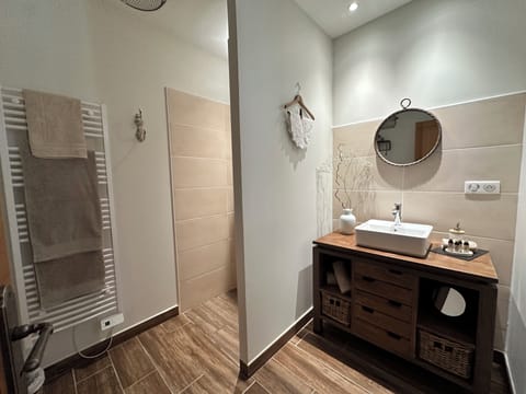 Room (Lespinasse) | Bathroom | Shower, hair dryer, towels