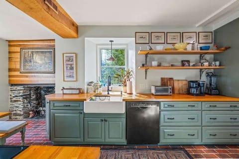 Fully stocked kitchen!