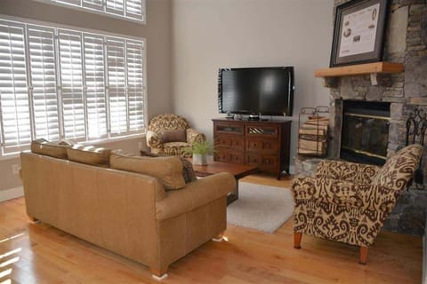 Screen, Home Decor, Couch, Furniture, Indoors