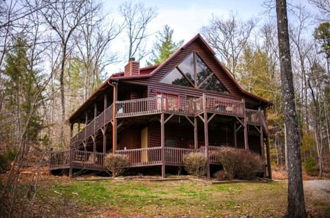 Beautiful chalet-style cabin on over 1 acre  adjacent to Nat'l forest.