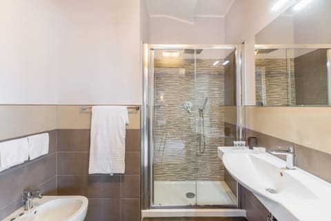 Shower, free toiletries, hair dryer, bidet